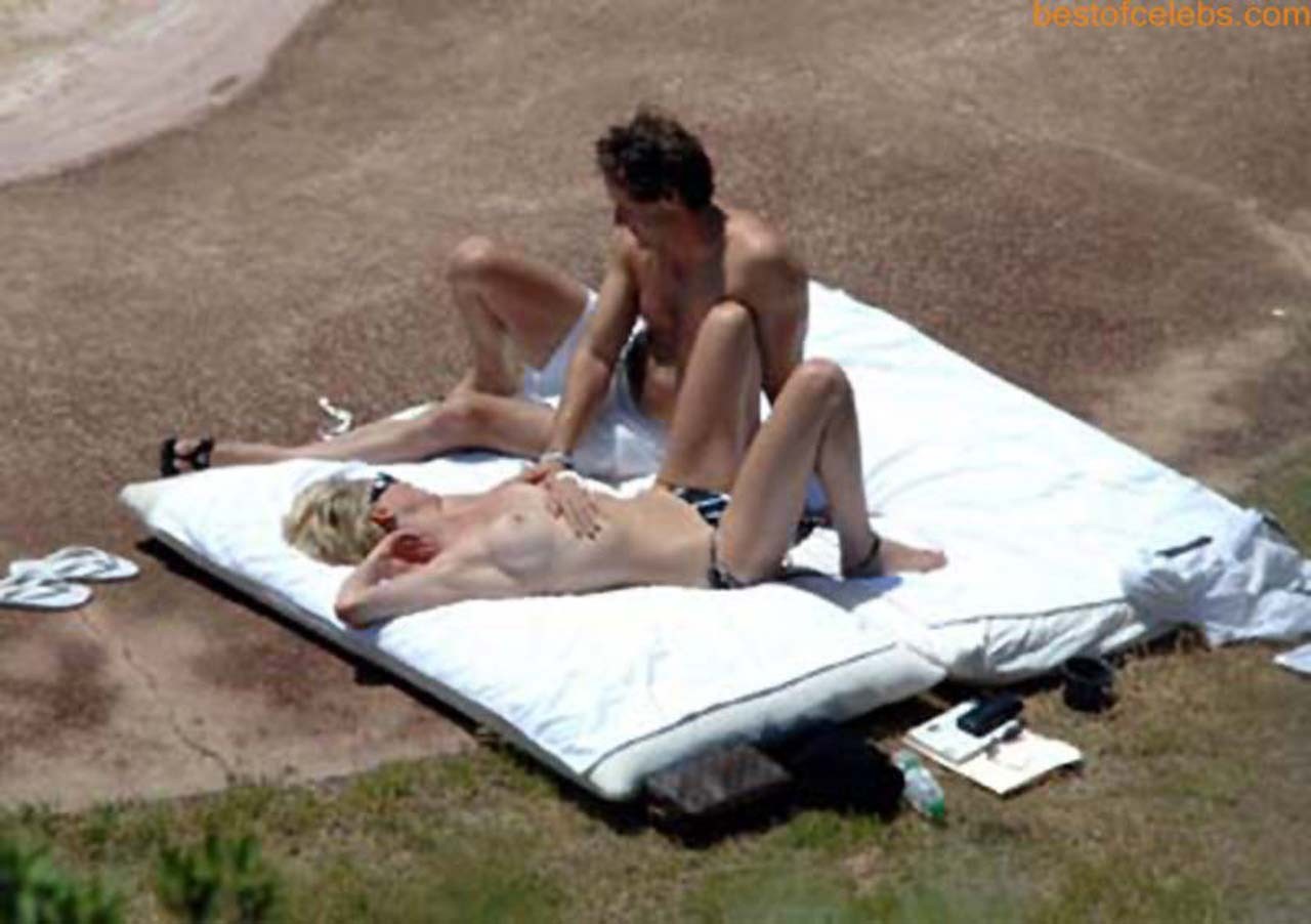 Sharon stone s'amuse en topless sur la plage et expose ses fesses sexy en bikini
 #75307991