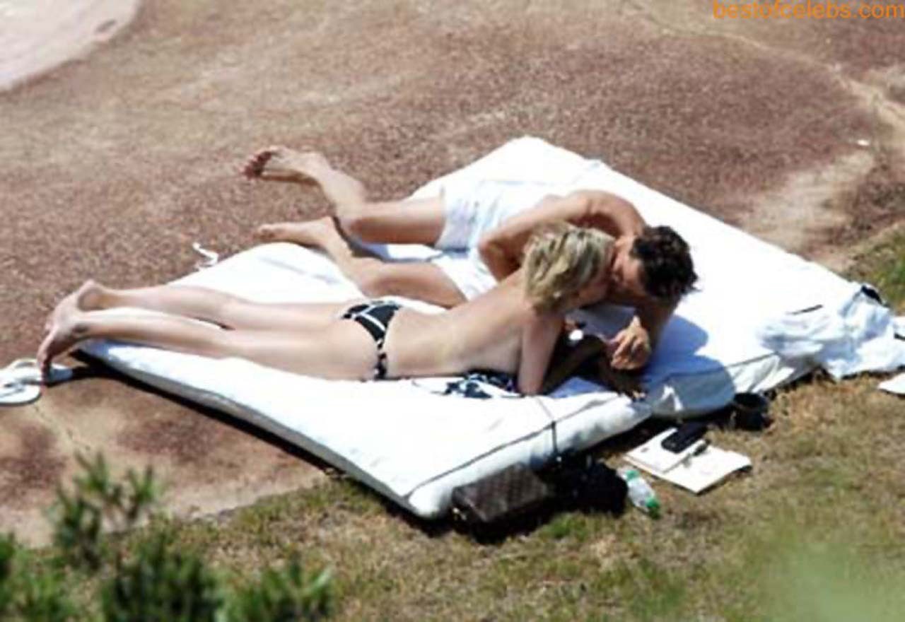 Sharon stone s'amuse en topless sur la plage et expose ses fesses sexy en bikini
 #75308000