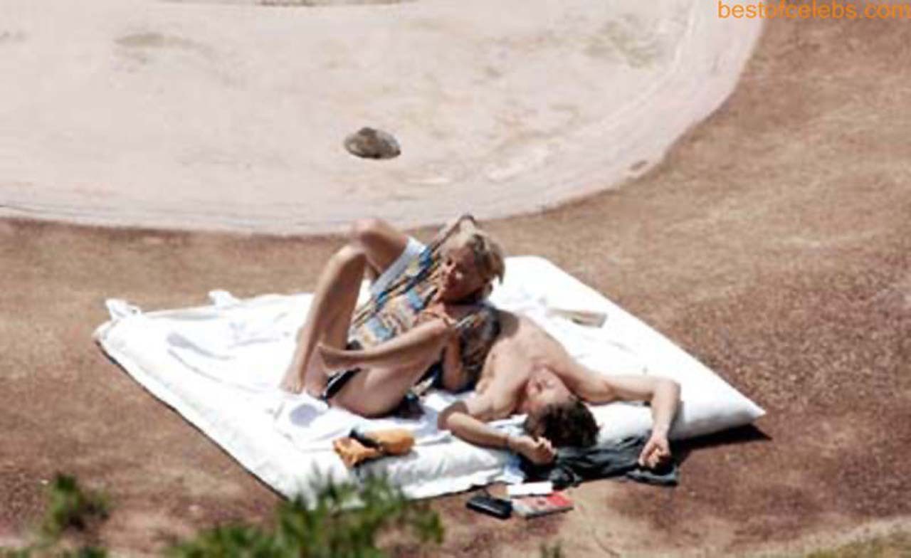 Sharon stone s'amuse en topless sur la plage et expose ses fesses sexy en bikini
 #75308014