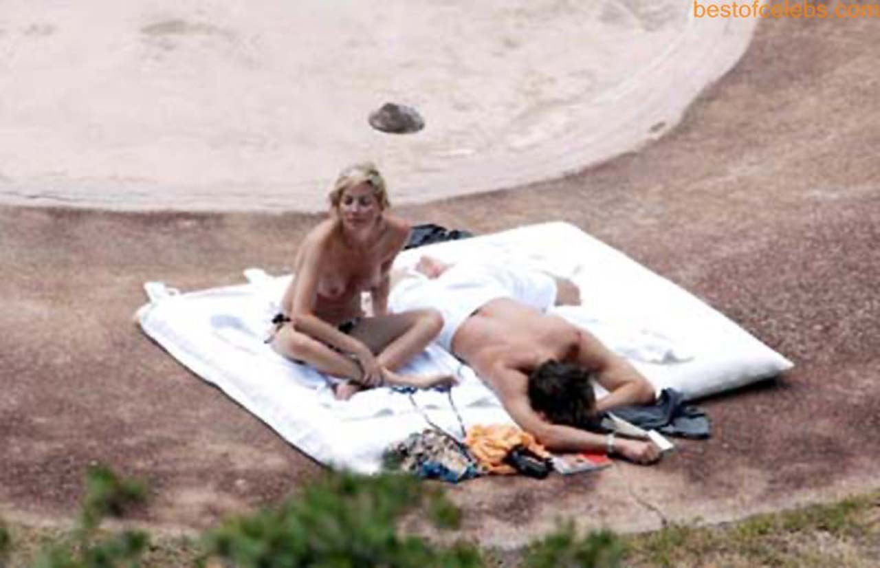 Sharon stone s'amuse en topless sur la plage et expose ses fesses sexy en bikini
 #75308018