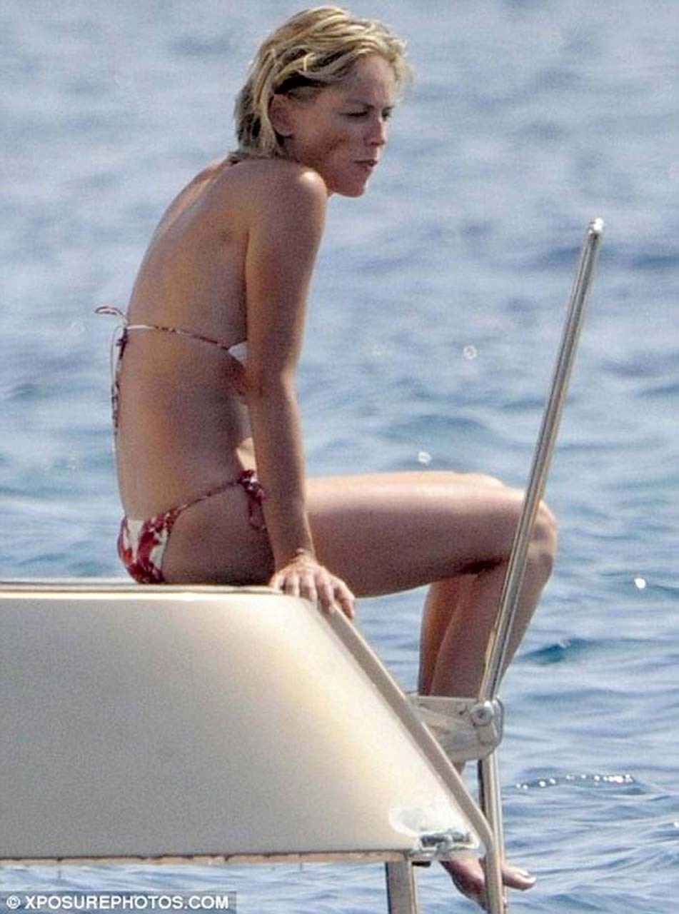 Sharon stone s'amuse en topless sur la plage et expose ses fesses sexy en bikini
 #75308054