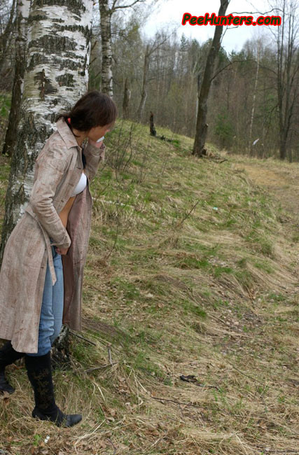 Teen beim Pinkeln im Frühlingswald ausspioniert
 #78616135