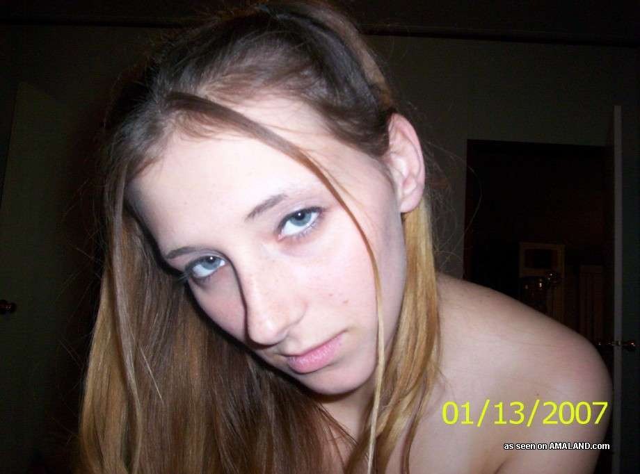 Une jeune femme amateur baise et se masturbe avec une bite jusqu'à l'éjaculation.
 #75912286