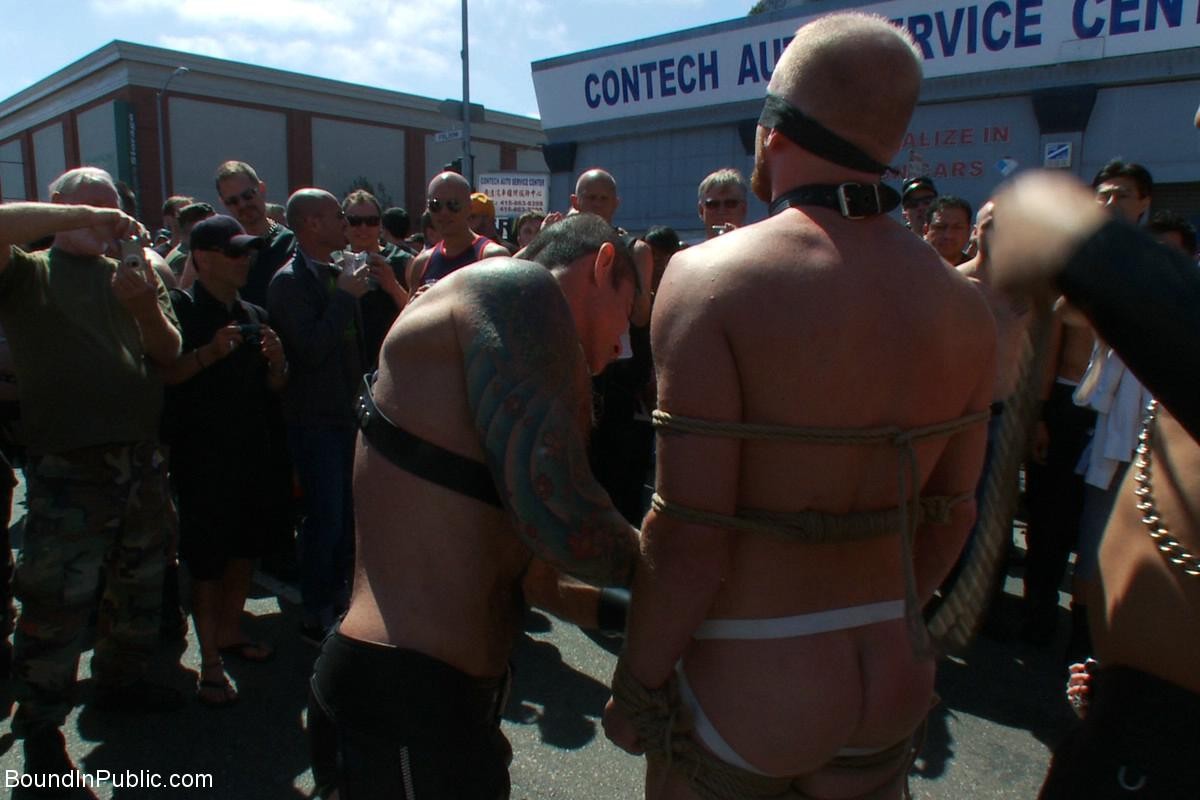 Gay schiavo viene legato, spogliato, abusato e umiliato in pubblico
 #76951329
