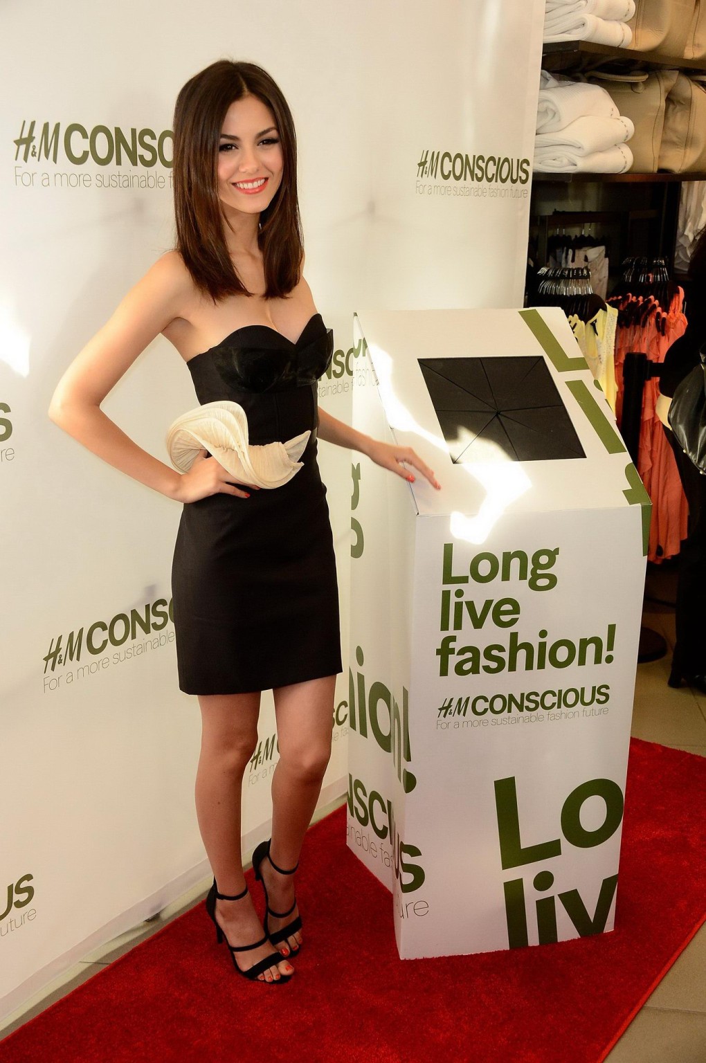 Victoria justice cleavy portant une robe tube au lancement de la collection hm conscious 
 #79486720