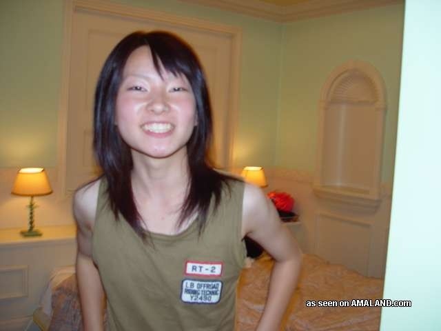 Tiny titted asiatische teen gf mit haarigen Muschi singt nackt im Hotel
 #69909833