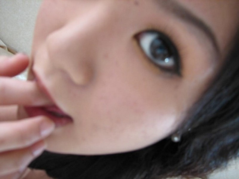Asiatische coed geht voll nackt in Couch zeigt squeezable Titten
 #69885097