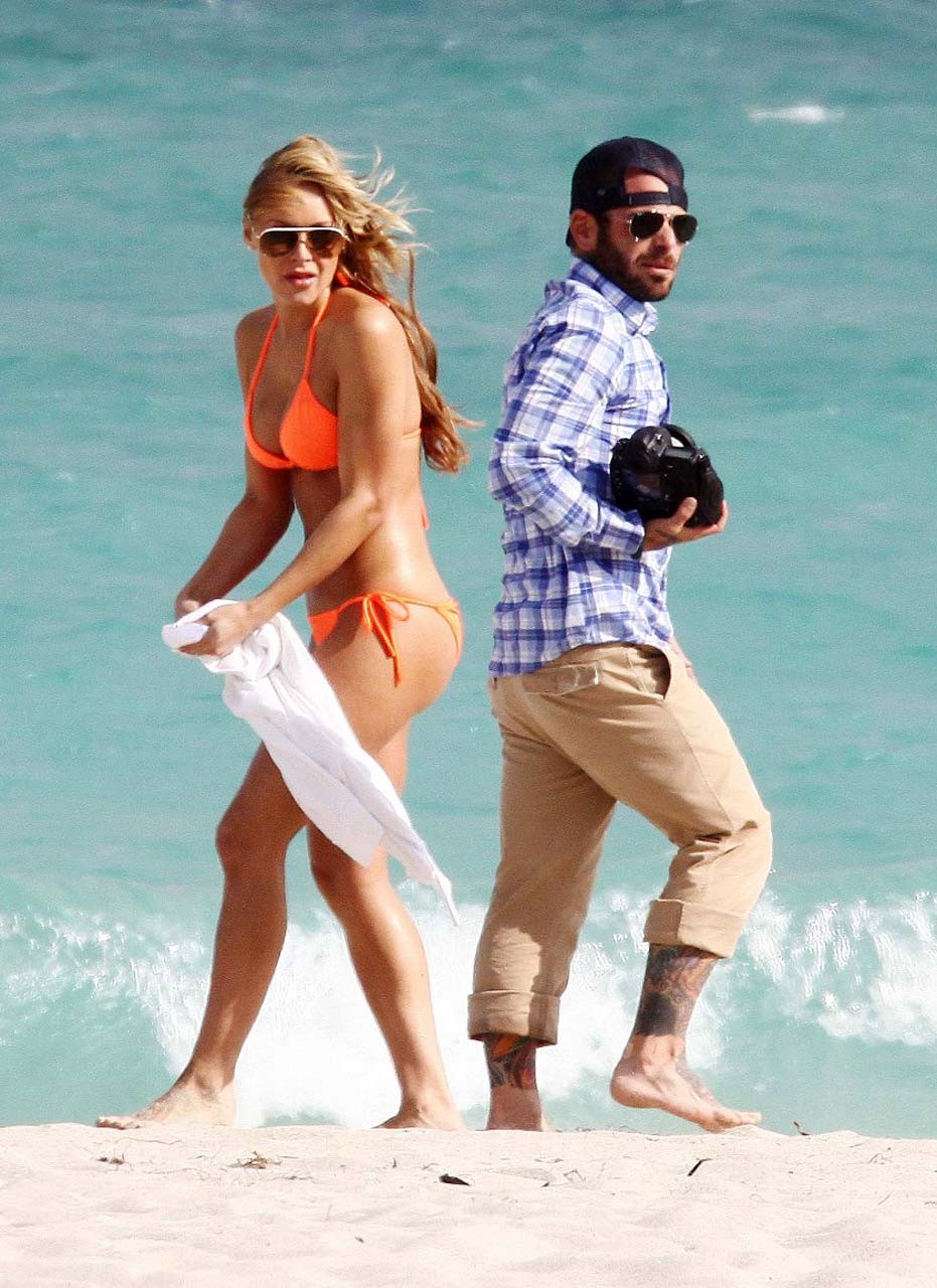 Joanna Krupa leggy in mini gonna e sexy in bikini sulla spiaggia foto paparazzi
 #75315277