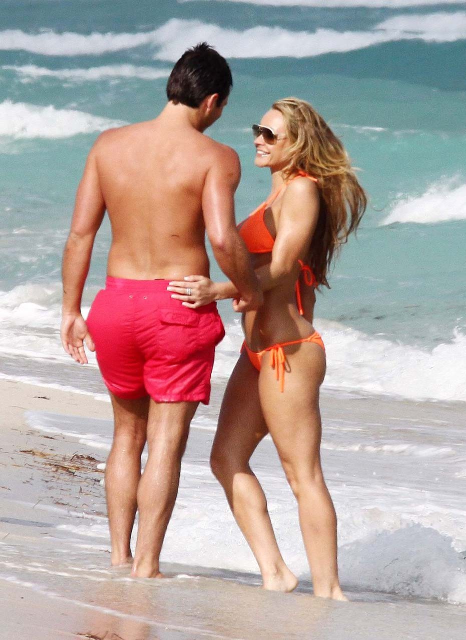 Joanna krupa langbeinig im Minirock und sexy im Bikini am Strand Paparazzi Fotos
 #75315291