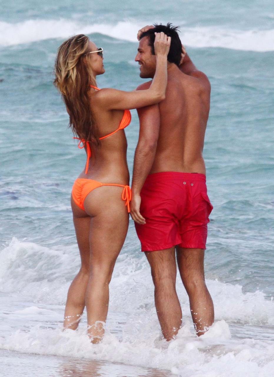 Joanna Krupa leggy in mini gonna e sexy in bikini sulla spiaggia foto paparazzi
 #75315312