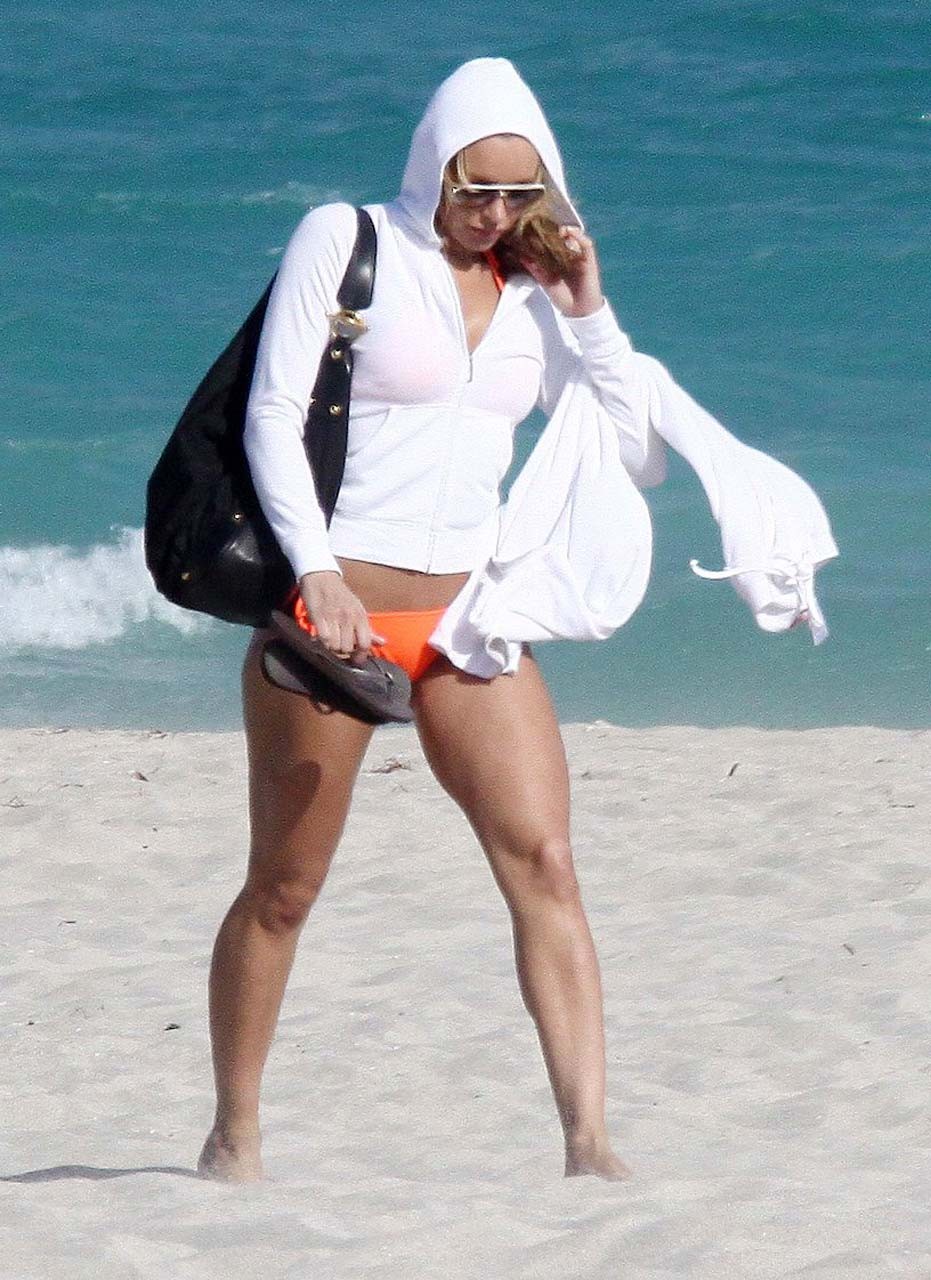 Joanna Krupa leggy in mini gonna e sexy in bikini sulla spiaggia foto paparazzi
 #75315334