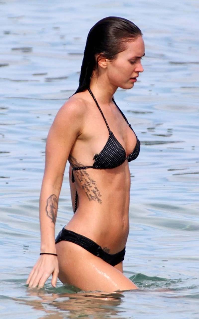 Megan fox posant seins nus en ange et montrant son corps sexy en bikini sur la plage
 #75303609
