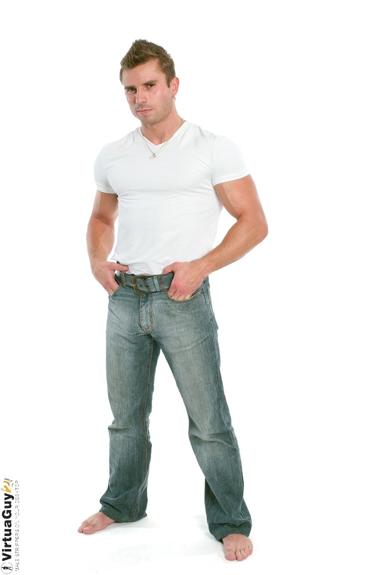 Blonder Kerl zieht seine Jeans aus und zeigt seinen Schwanz
 #76981885