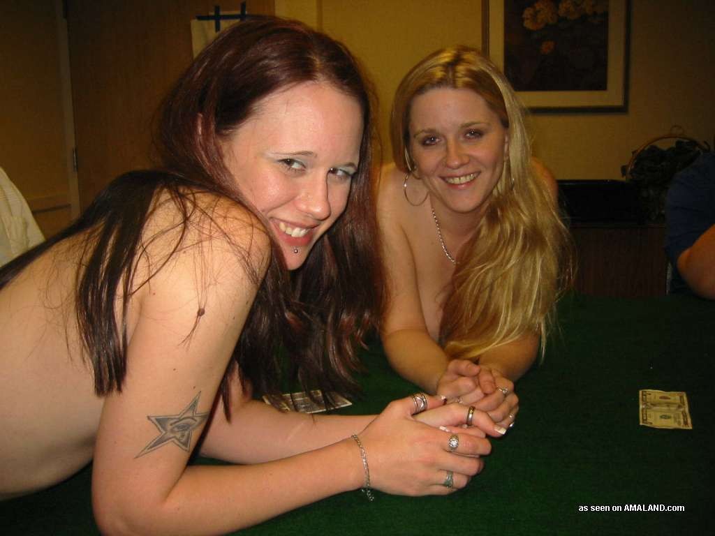 Foto calde di lesbiche amatoriali kinky che giocano a poker e scopano
 #71566879