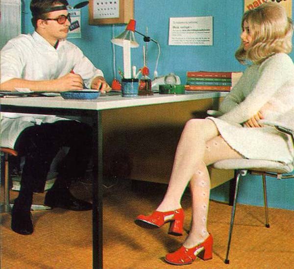 Médico setentero inspeccionando a dos señoras retro
 #77326670