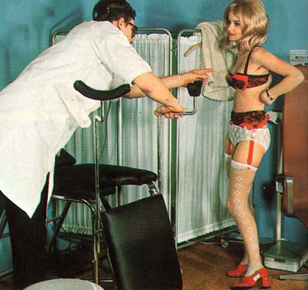 Siebziger Jahre Arzt inspiziert zwei Retro-Damen
 #77326673