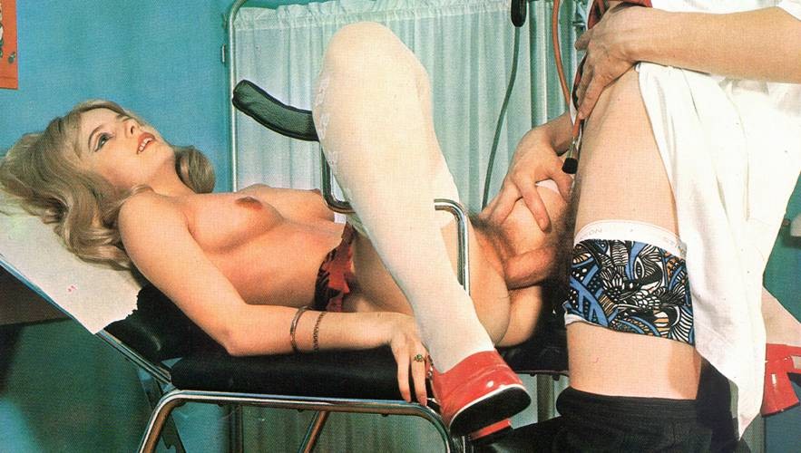 Médico setentero inspeccionando a dos señoras retro
 #77326727