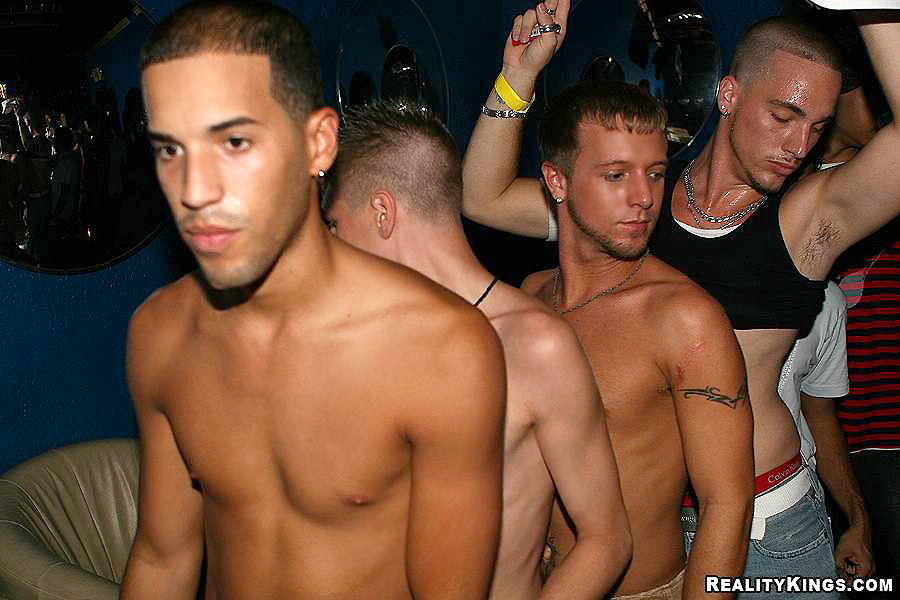 Des mecs à grosse bite se retrouvent dans un club gay pour partager leurs plaisirs anaux.
 #76956826