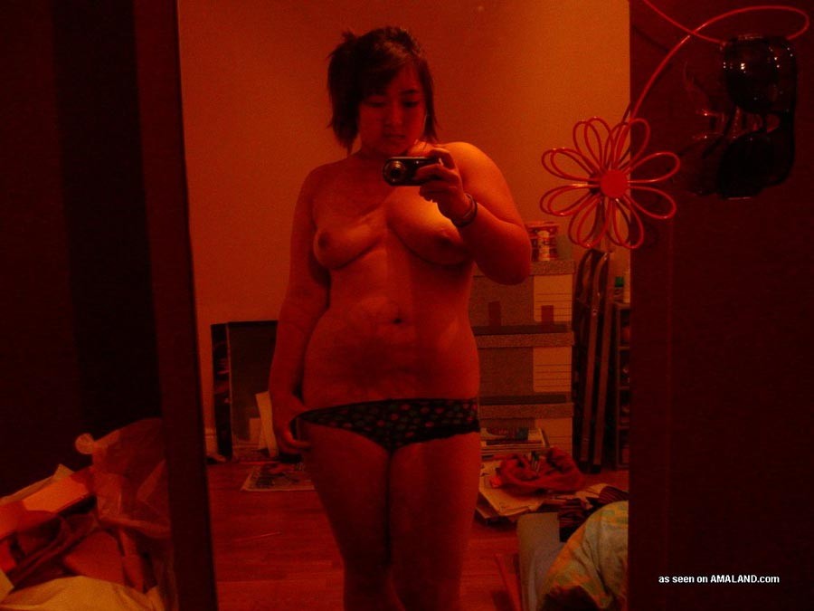 彼女のベッドルームでトップレスになっている胸の張ったアジアのカムフラージュ
 #71848203