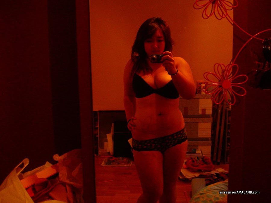 Busty asian camwhoring topless in her bedroom #71848210