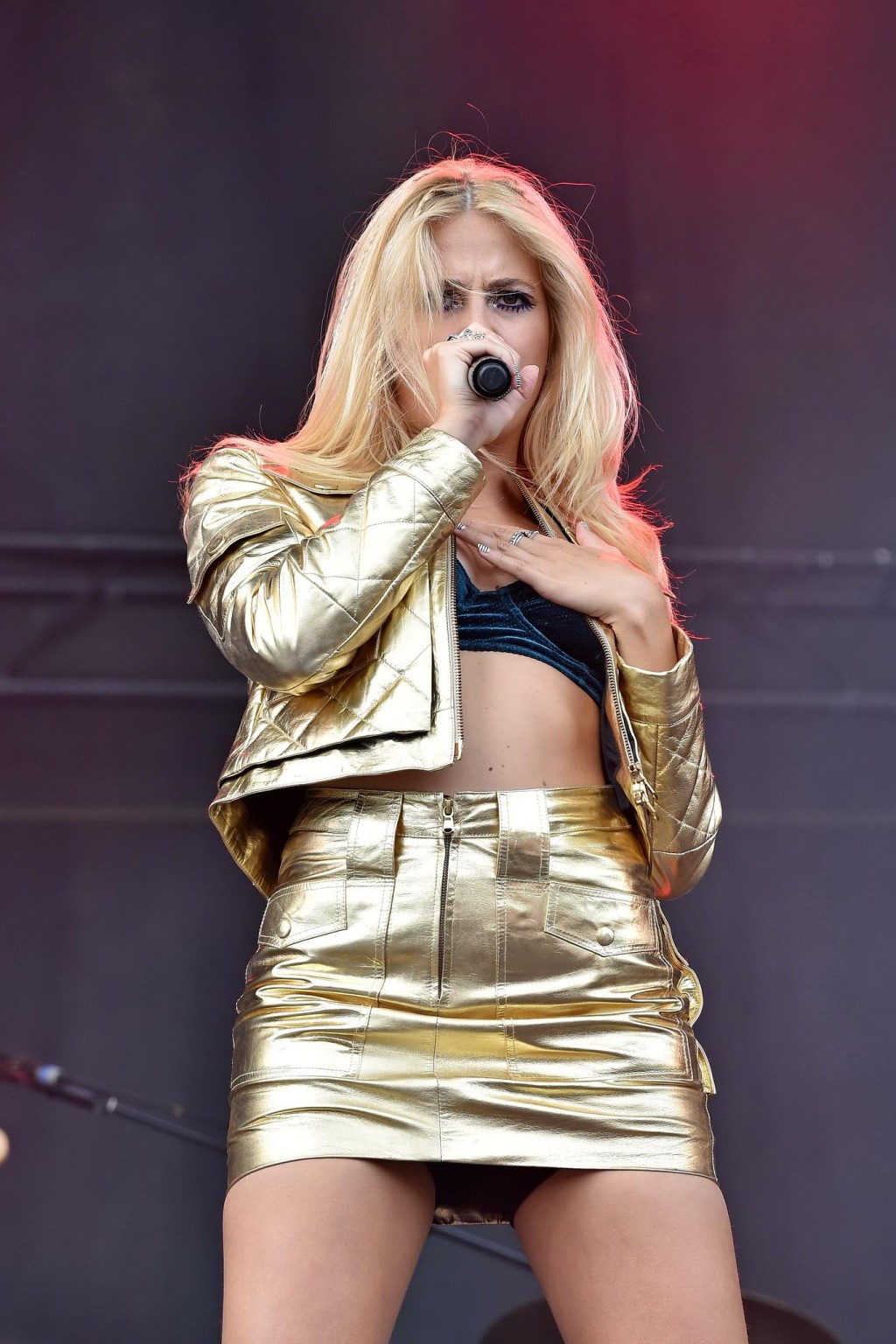 Pixie Lott che mostra il suo undies al giorno 1 di v festival in chelmsford
 #75188153