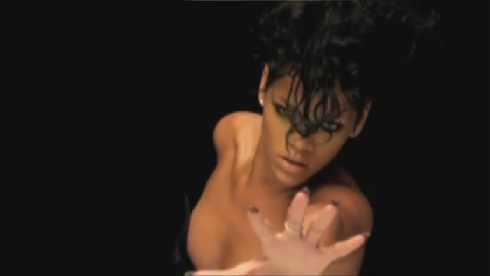 Rihanna abriendo sus piernas para exponer su culo
 #75394593