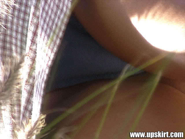 田舎のギャルの短いスカートを屋外で撮影するスパイカメラ
 #78684766