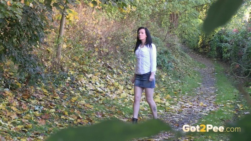 Sexy raven haired mädchen pisses im die leaves
 #67489712