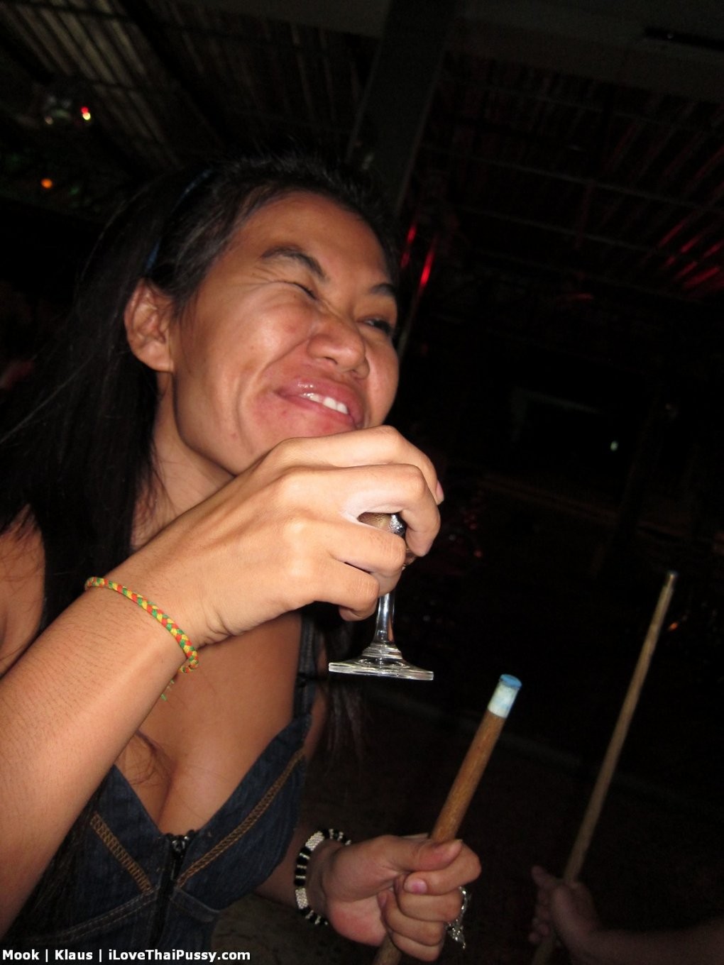 Ubriaca puttana thailandese gioca a biliardo e scopa bareback pazza figa asiatica turista del sesso
 #68086409