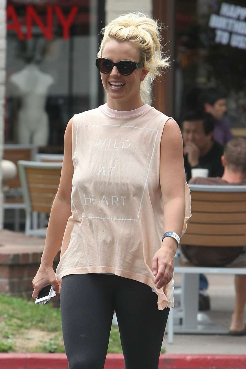 Britney Spears sieht ihre perfekten Titten durch Paparazzi-Aufnahmen
 #75191412