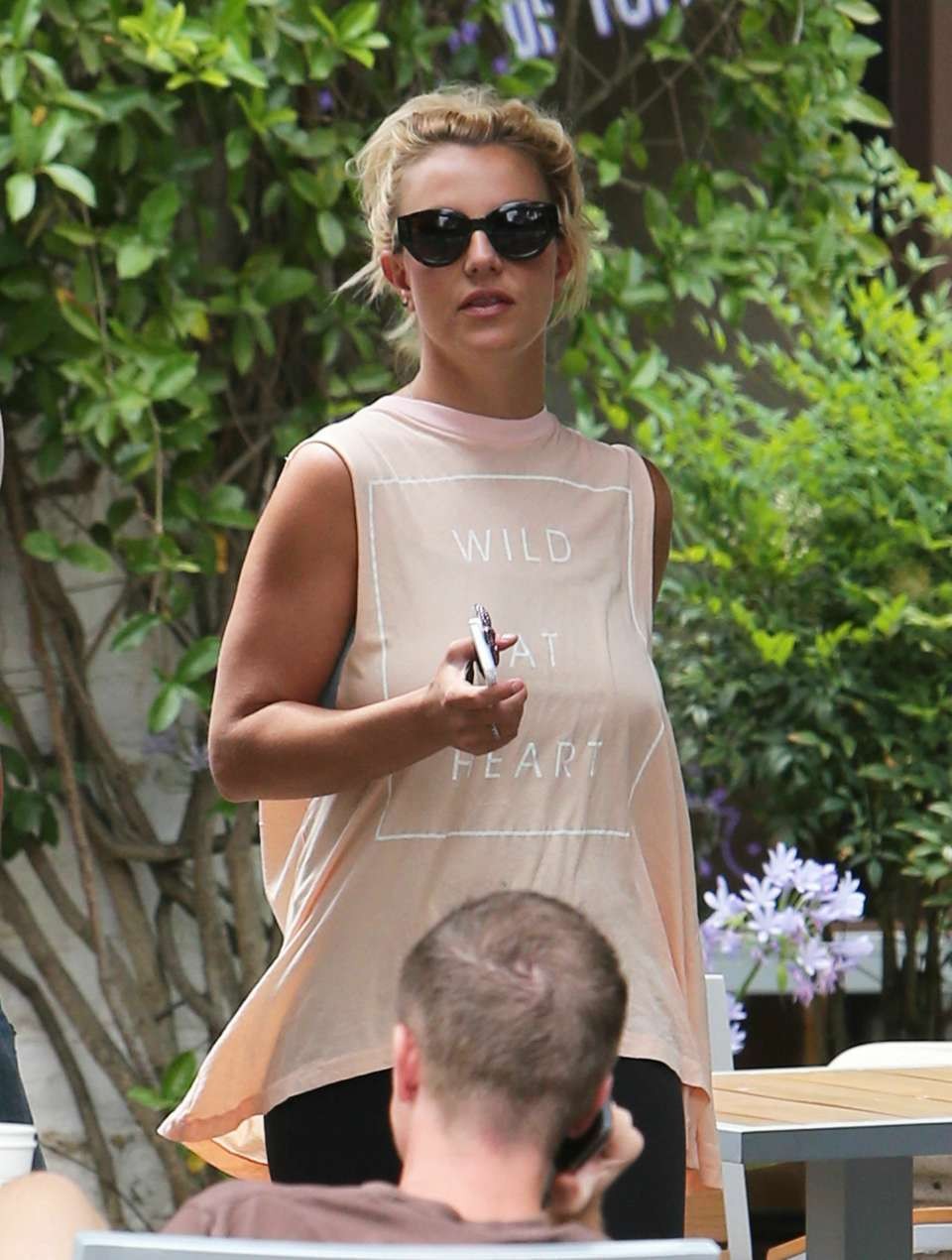 Britney spears montre ses seins parfaits à travers les photos des paparazzi
 #75191466