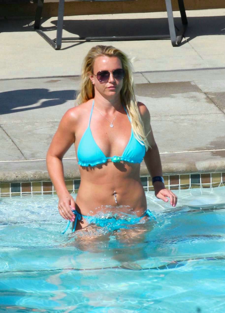 Britney spears montre ses seins parfaits à travers les photos des paparazzi
 #75191474