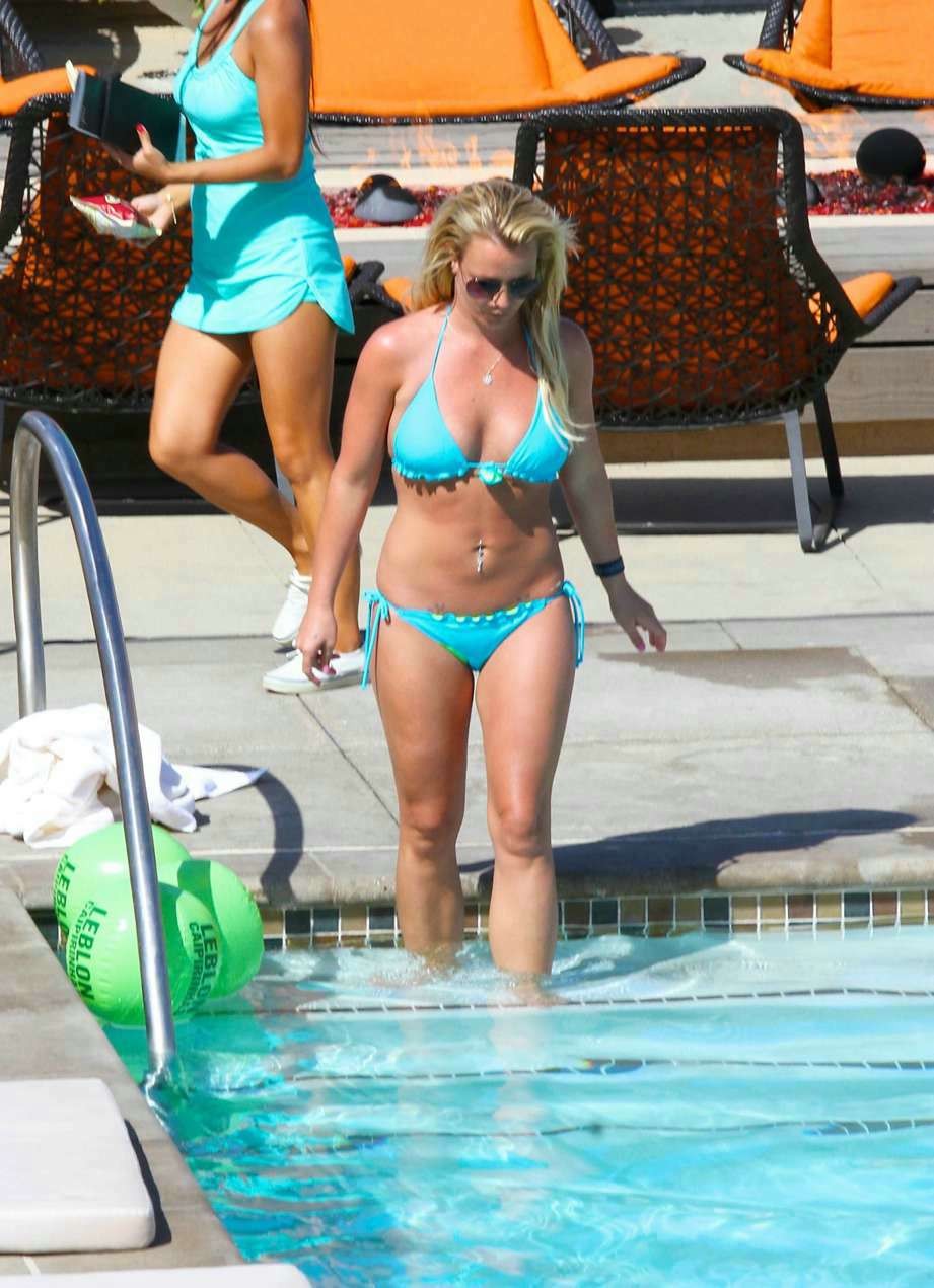 Britney spears ver sus tetas perfectas a través de los disparos de los paparazzi
 #75191479
