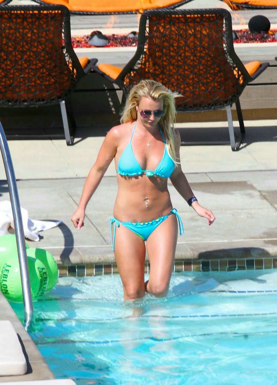 Britney spears montre ses seins parfaits à travers les photos des paparazzi
 #75191489