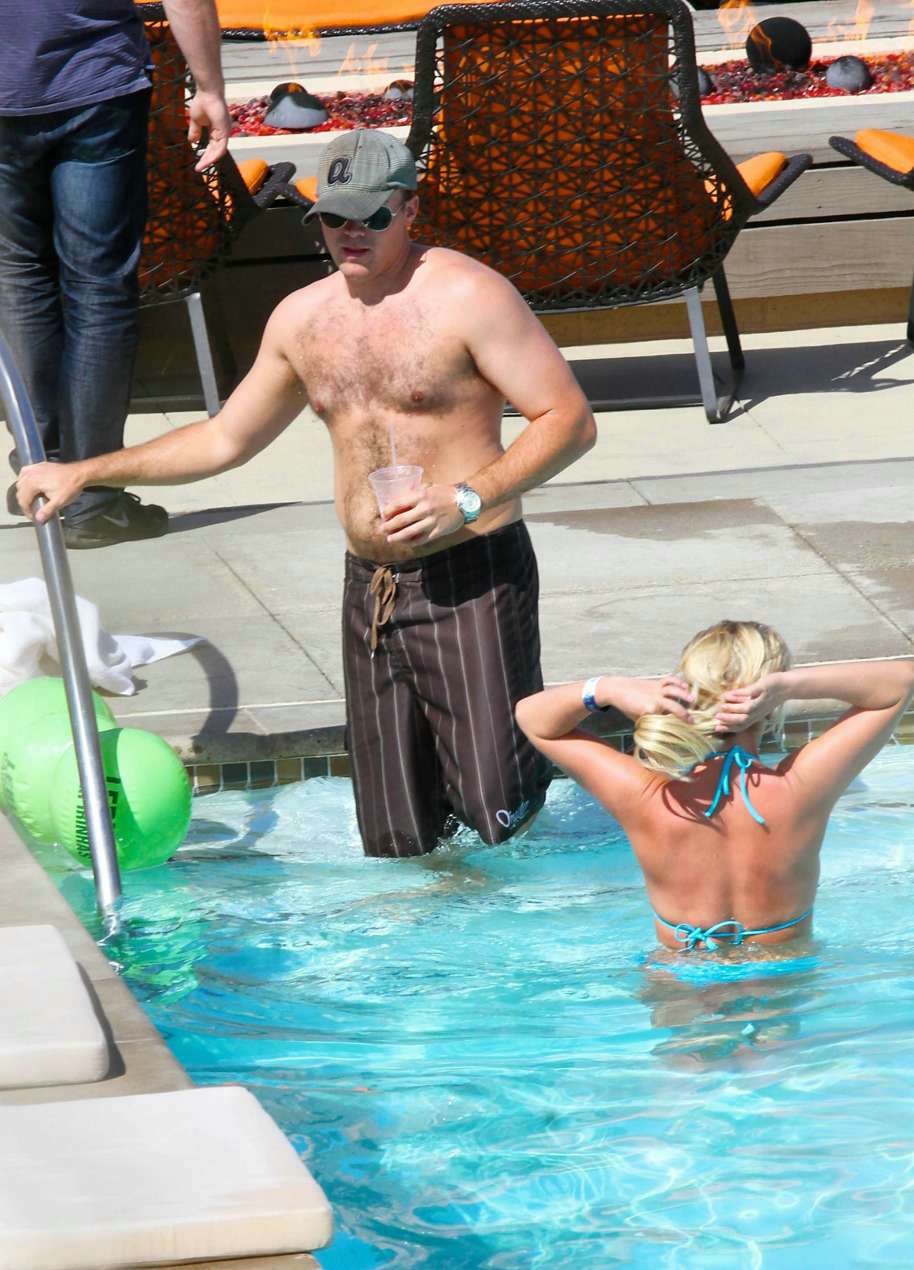 Britney spears montre ses seins parfaits à travers les photos des paparazzi
 #75191501