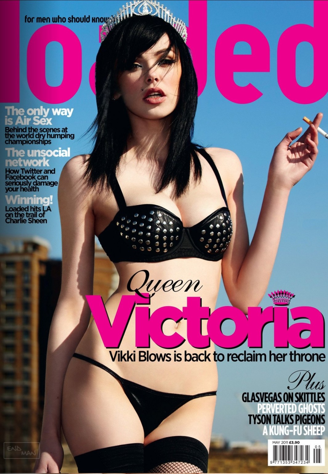 Vikki blows montrant ses gros seins et son cul pour le numéro de mai du magazine loaded
 #75308168