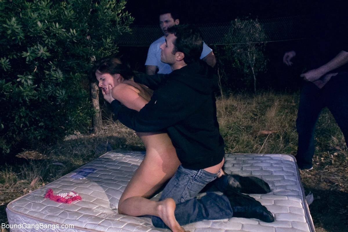 Bdsm gangbang teenager amatoriale fa doppio anale nel suo primo servizio porno in assoluto
 #67657727