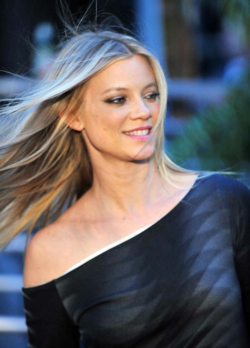 Amy smart starlet selvaggia che mostra le sue tette nude vivaci
 #75393490