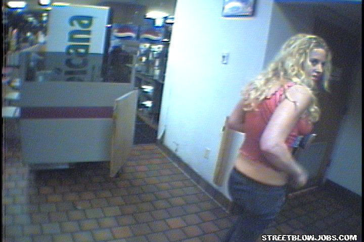 Une blonde suce une bite et se fait baiser dans les toilettes d'un fast-food
 #79365429