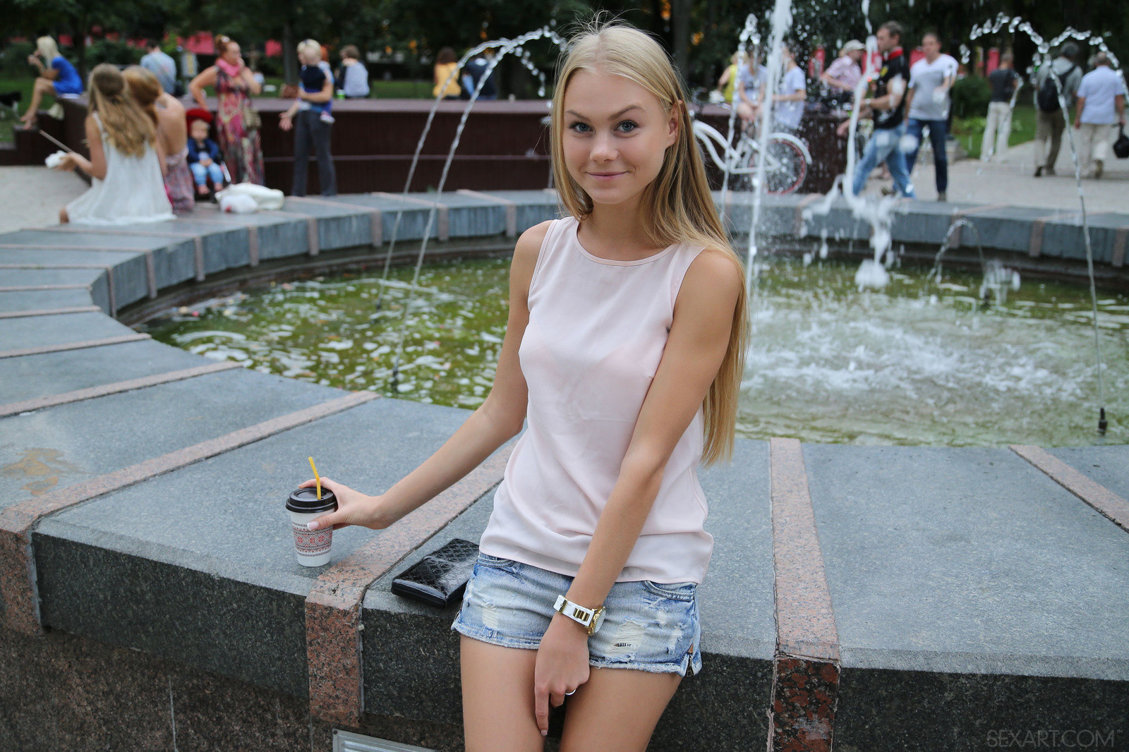 Cute 19 Jahre alte Nancy wird nackt auf Couch und Finger Muschi
 #72584178