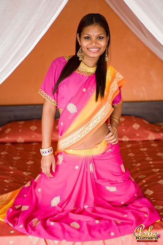 Chica india mostrando sus tetas naturales y su culo redondo
 #70008871