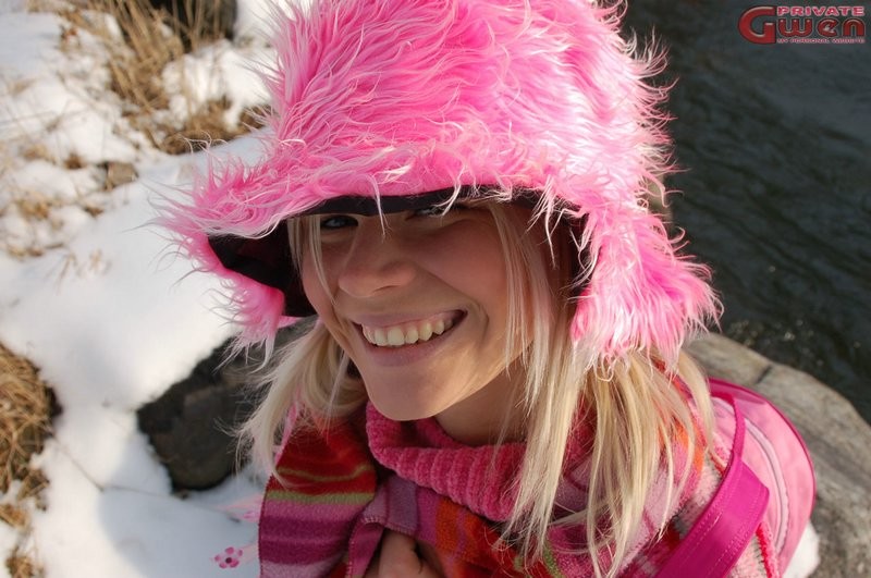Schöne blonde Gwen in rosa spielt im Schnee
 #74020053