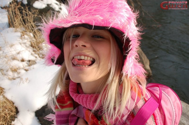 Schöne blonde Gwen in rosa spielt im Schnee
 #74020062