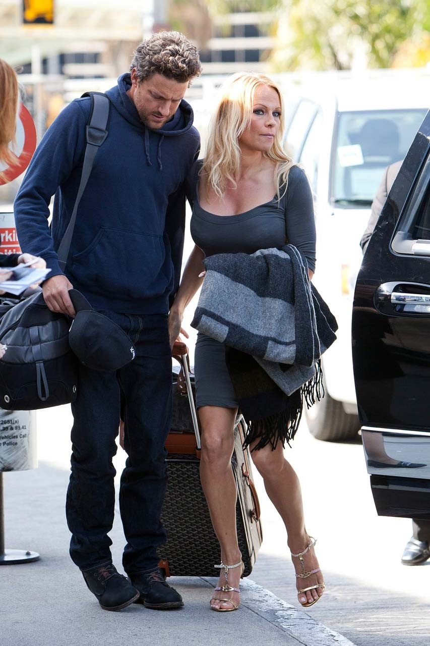 Pamela Anderson che mostra il suo grande culo in mini gonna stretta foto paparazzi
 #75314948