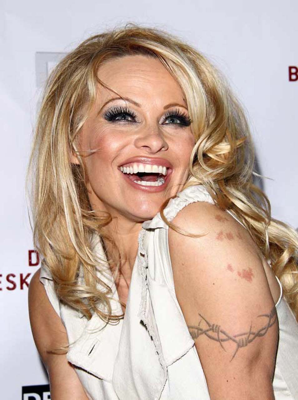 Pamela Anderson che mostra il suo grande culo in mini gonna stretta foto paparazzi
 #75314983
