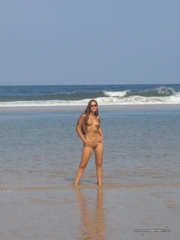 Brünette Freundin wird nackt am Strand
 #67172711