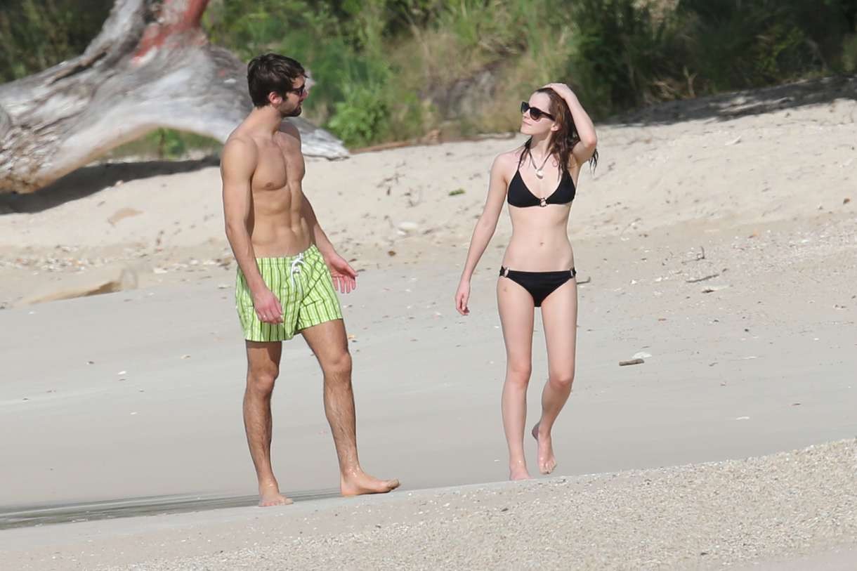 Emma Watson carino in bikini essere catturato con il fidanzato 
 #73146086