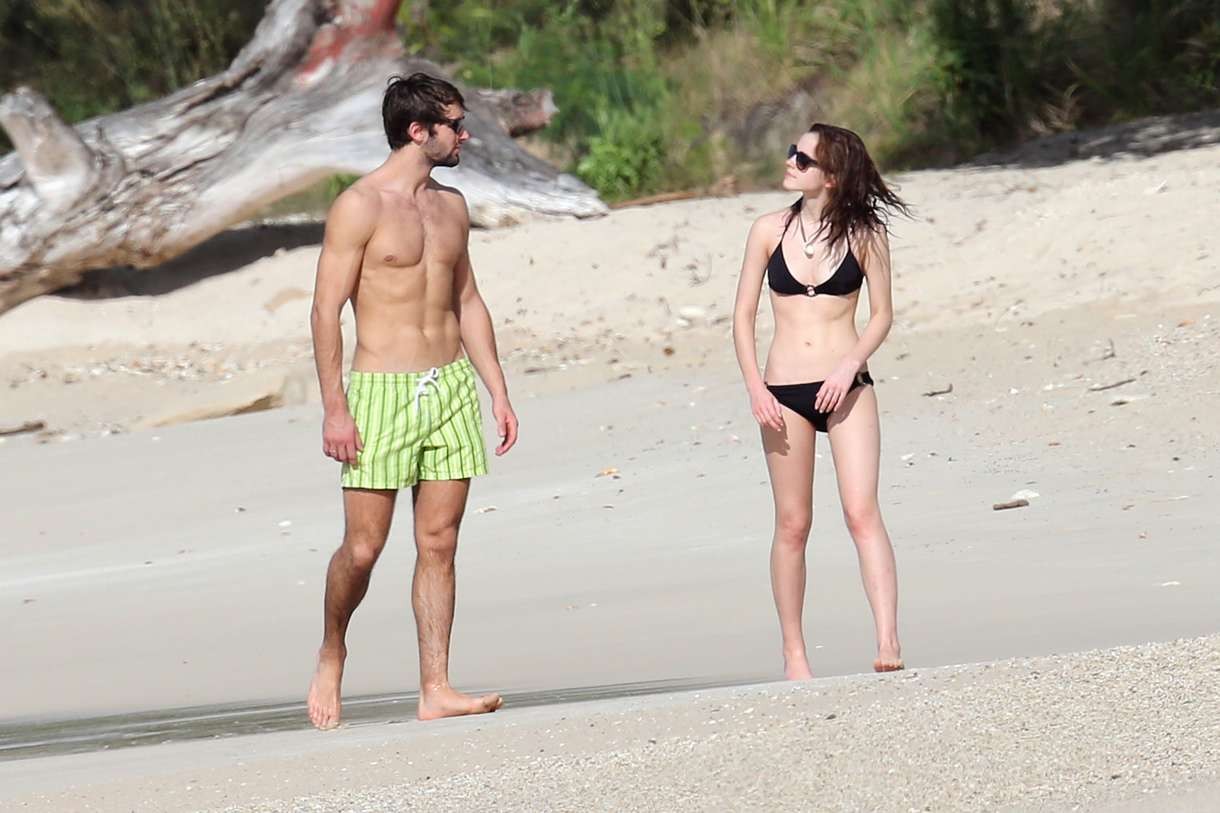 Emma Watson carino in bikini essere catturato con il fidanzato 
 #73146088