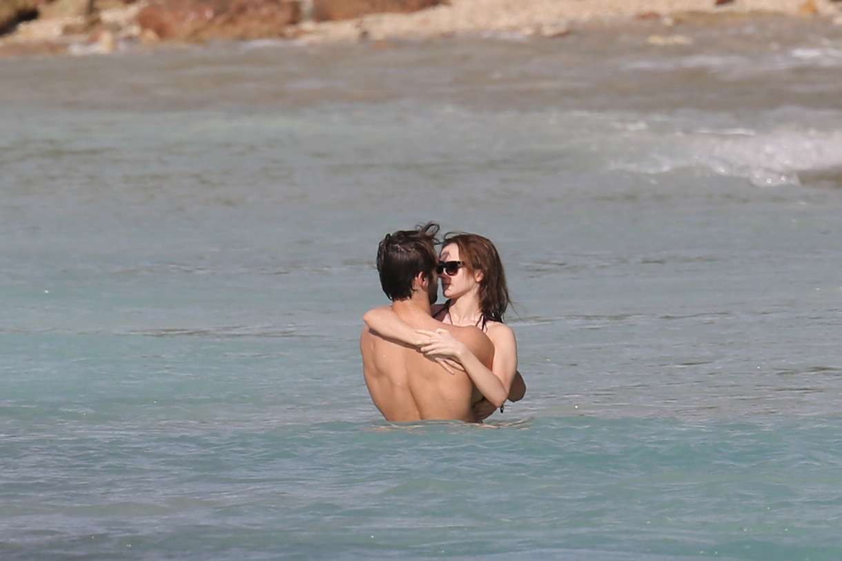 Emma Watson carino in bikini essere catturato con il fidanzato 
 #73146120