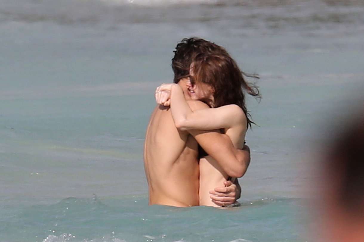 Emma Watson carino in bikini essere catturato con il fidanzato 
 #73146124